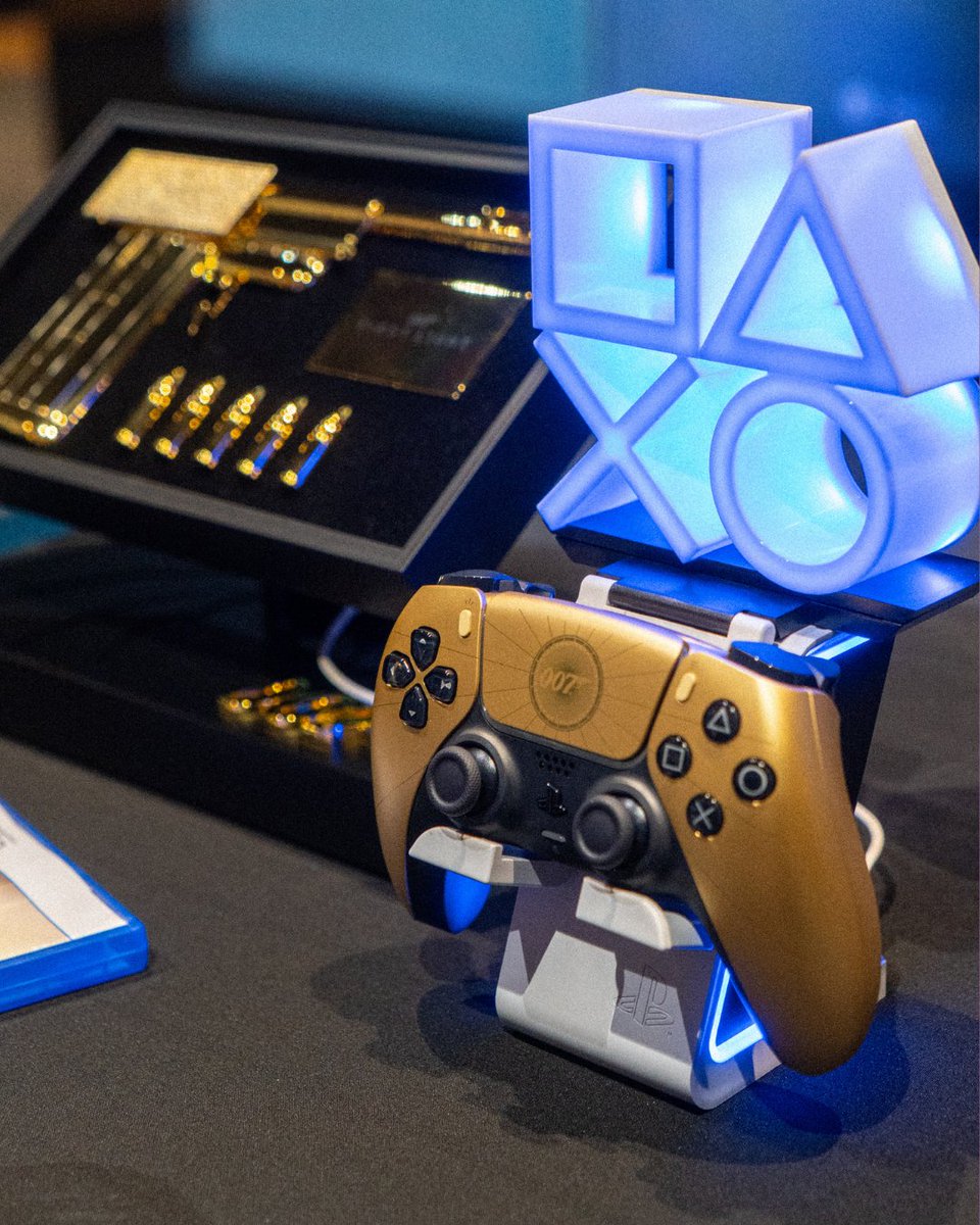 Koodoo_sa's tweet photo. Licence to stare. 👀✨
The 007 First Light controller and Collector’s Legacy Edition looking way too good together.
Shop https://t.co/zR05IMMH7f
#KOODOO #007FirstLight #PlayStationSA #PS5 #GamingCollectibles #JamesBond https://t.co/Vju4qQ4wH7