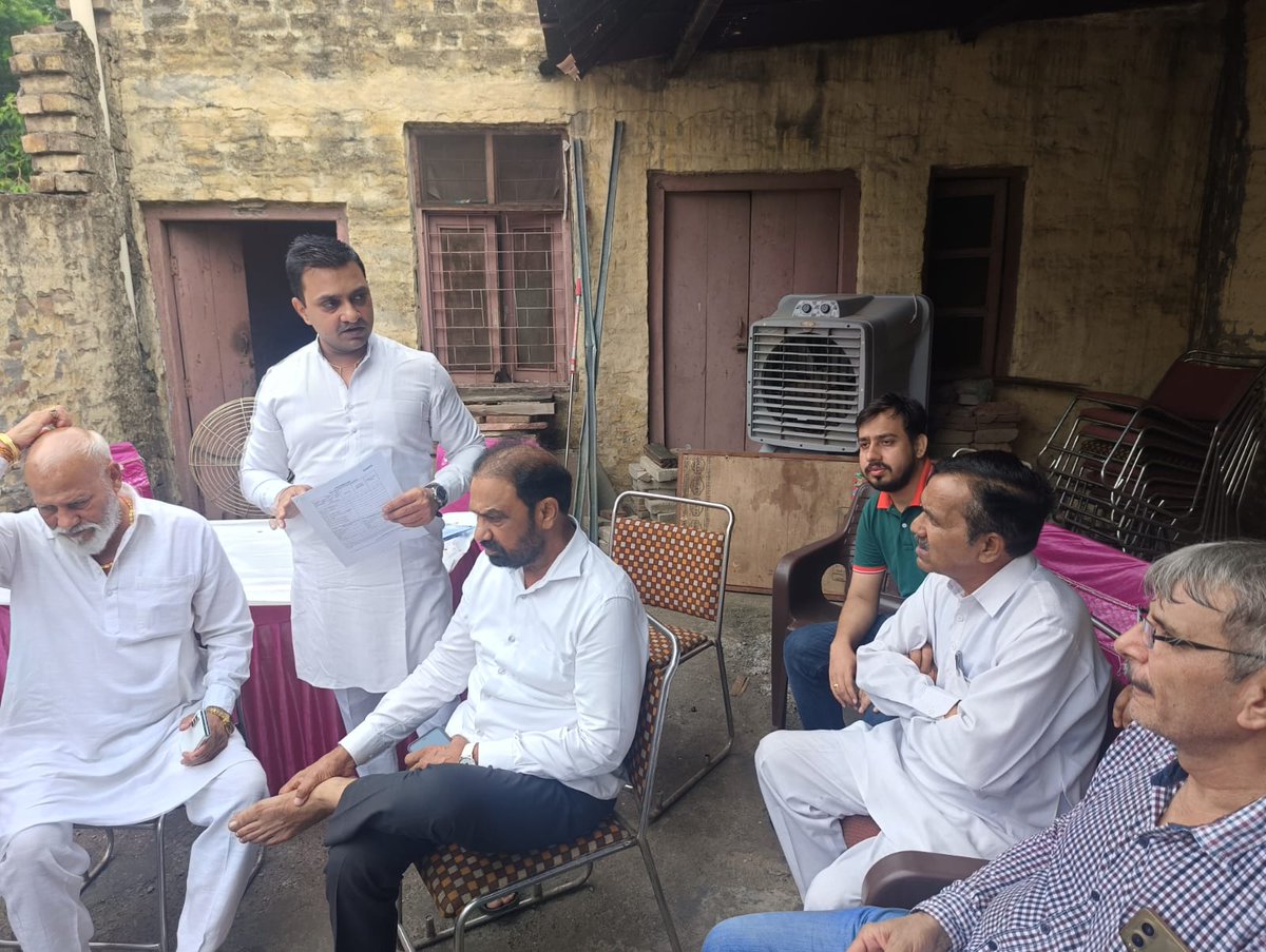 Tanuj_Kumar_inc's tweet photo. हमारे @INCDelhi अध्यक्ष आदरणीय @devendrayadvinc जी व प्रदेश उपाध्यक्ष @SurenderK_INC जी के आदेशानुसार आज नांगल ठाकरान वार्ड में ब्लॉक अध्यक्ष ब्ह्रमप्रकाश राणा जी की अध्यक्षता में मासिक मीटिंग रखी, इस मीटिंग में सभी BLA 2 को जानकारी दी और उनके बूथों की वोटर लिस्ट उन्हें सौंपी गई https://t.co/3q7r2kxmuf