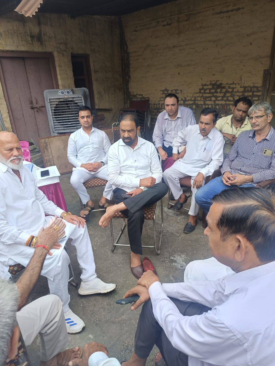 Tanuj_Kumar_inc's tweet photo. हमारे @INCDelhi अध्यक्ष आदरणीय @devendrayadvinc जी व प्रदेश उपाध्यक्ष @SurenderK_INC जी के आदेशानुसार आज नांगल ठाकरान वार्ड में ब्लॉक अध्यक्ष ब्ह्रमप्रकाश राणा जी की अध्यक्षता में मासिक मीटिंग रखी, इस मीटिंग में सभी BLA 2 को जानकारी दी और उनके बूथों की वोटर लिस्ट उन्हें सौंपी गई https://t.co/3q7r2kxmuf