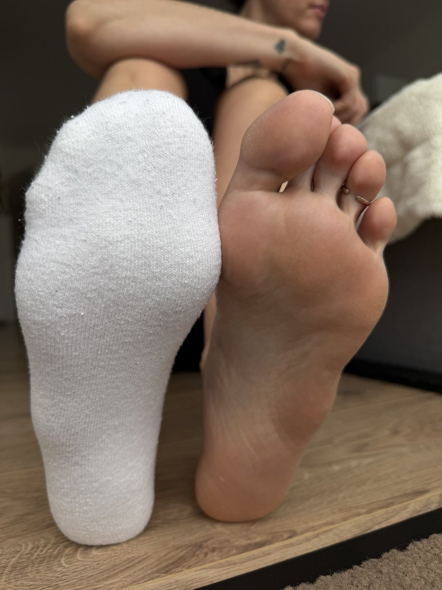 HelenaMytos's tweet photo. Guten Morgen 🖤✨
Socks on - Socks off?
Was magst du lieber? 

@rt_feet 
@marvelguy1991 
@FeetForumArea 
@footslavepig https://t.co/ELZVllLFzi