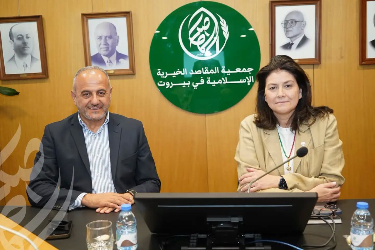 ALMAKASSED's tweet photo. اِستقبلت السيّدة ديانا طبّارة رئيسة جمعيّة المقاصد الخيريّة الإسلاميّة في بيروت القائد وسيم الزين رئيس اتّحاد كشّاف لبنان، على رأس وفد من الهيئة الإداريّة للاتحاد بحضور  القائد سعيد معاليقي رئيس المنظمة الكشفيّة العربيّة ، وذلك في زيارة تهنئة للسيّدة طبّارة لانتخابها رئيسة للمقاصد.

حضر اللقاء نائبة رئيس جمعيّة كشّافة المقاصد الإسلاميّة، ومفوّض عام الاتحاد القائدة فائزة قنبر، وكانت مناسبة لتأكيد التعاون القائم مع جمعيّة كشّافة المقاصد ودورها النشط في دوائر اتحاد كشّاف لبنان وقطاعاته، خصوصًا لجهة رفد الاتحاد بالطاقات البشريّة، وتولّي قادة ومرشدات من كشّافة المقاصد مناصب قياديّة فاعلة في الاتحاد. 

معاليقي تحدث عن دور اتحاد كشاف لبنان البارز في المنظمة الكشفية العربية والمنظمة الكشفية العالمية مؤكدا على دور المقاصد الفعال في الشان التربوي ، أما الزين فقد أثنى على دور جمعيّة المقاصد في تنشئة الأجيال على قيم المواطنة والعمل التطوّعيّ والإنسانيّ خدمة للمجتمع، ورفعة لراية الخير والعطاء في كلّ زمان وخصوصًا في زمن الأزمات والملمّات. وتمنّى التوفيق والنجاح للسيّدة طبّارة في مهامّها بقيادة جمعيّة المقاصد العريقة الرائدة في لبنان والعالم العربيّ.

من جهتها، رحّبت السيّدة ديانا طبّارة بوفد اتحاد كشّاف لبنان، مؤكّدةً أنّ جمعيّة كشّافة المقاصد الإسلاميّة تُشكّل أحد الأركان التربويّة الأساسيّة في رسالة المقاصد، بما تؤدّيه من دورٍ رائد في إعداد الناشئة على قيم المواطنة الصالحة، والانتماء، والانضباط، وروح المبادرة والعمل التطوّعيّ.

وأشارت إلى أنّ كشّافة المقاصد، بما تمتلكه من تاريخٍ عريق وحضورٍ فاعل على الساحة الكشفيّة الوطنيّة، أسهمت، على مدى عقود، في تخريج أجيالٍ من القادة الذين حملوا رسالة الخدمة العامّة والعطاء، وكان لهم حضورٌ مميّز في مختلف الهيئات والمناسبات الوطنيّة والإنسانيّة.

وشدّدت على أنّ المقاصد ستواصل دعم الحركة الكشفيّة وتطوير برامجها إيمانًا منها بأنّ الاستثمار في الإنسان هو الاستثمار الأسمى، وأنّ العمل الكشفيّ يشكّل مدرسةً حقيقيّةً لبناء الشخصيّة، وتعزيز ثقافة المسؤولية، وترسيخ قيم التعاون والتكافل في خدمة المجتمع والوطن٠