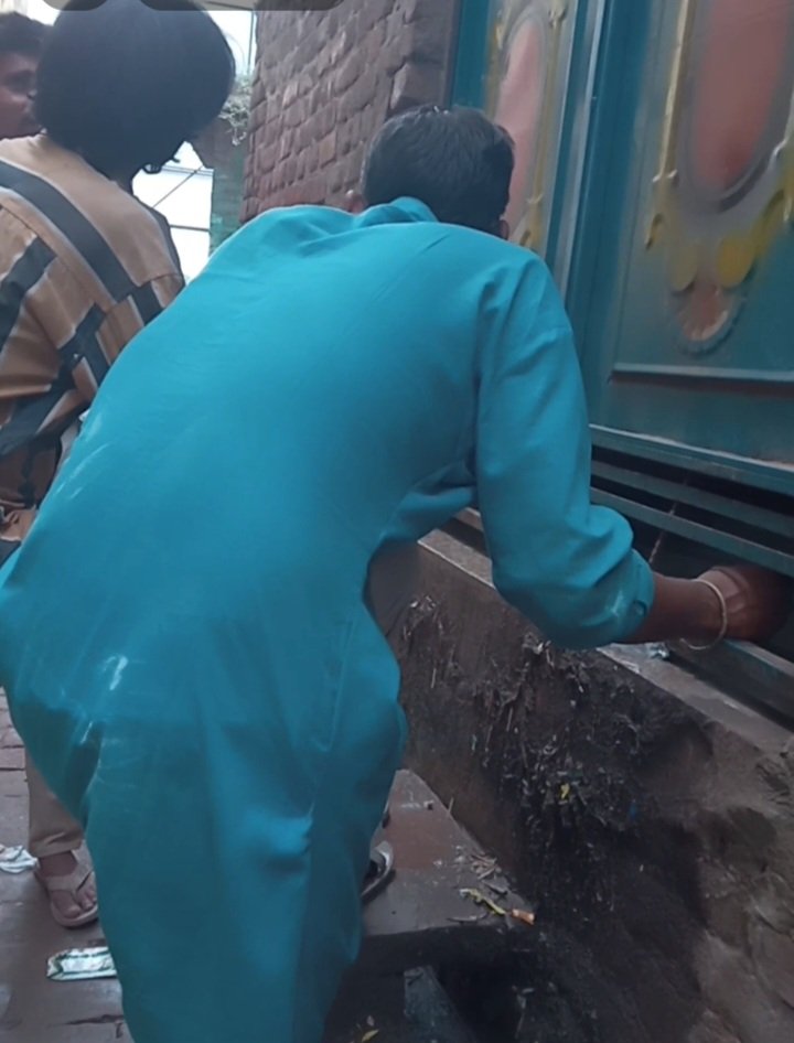 MansukhTimes's tweet photo. शासन के नियम निर्देशों को ताख पे रख एटा शहर में दिन निकलते बिकती दारू के दृश्य @myogioffice @myogiadityanath @UPGovt @homeupgov @ChiefSecyUP @dgpup @Uppolice @upexcise
@etah_p @DM_Etah @SspEtah @Etahpolice https://t.co/wZsTXwLgf8