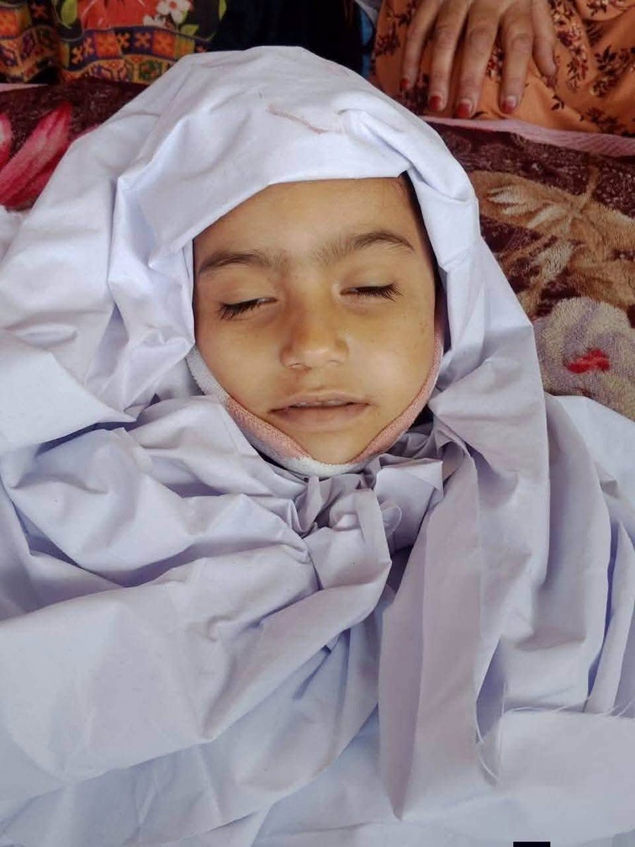 BilalYasirBjr's tweet photo. باجوڑ: تحصیل خار کے علاقے شینکوٹ میں مبینہ ڈرون حملہ، ایک ہی گھر کے 3 افراد جاں بحق، 8 افراد زخمی

باجوڑ تحصیل خار کے علاقے شینکوٹ پاکستان چوک میں گزشتہ رات مبینہ ڈرون حملہ ہوا ۔ ابتدائی اطلاعات کے مطابق مسمی سید ولی جان ولد عجب خان کے گھر کو نشانہ بنایا گیا، جس کے نتیجے میں 3 افراد جاں بحق جبکہ متعدد افراد زخمی ہو گئے۔ جاں بحق افراد میں اسحاق ولد میرزمان ( عمر 15 سال)، امتیاز ولد بختیار (عمر 30 سال) اور منیبہ دختر بختیار ( عمر 5 سال) شامل ہیں۔