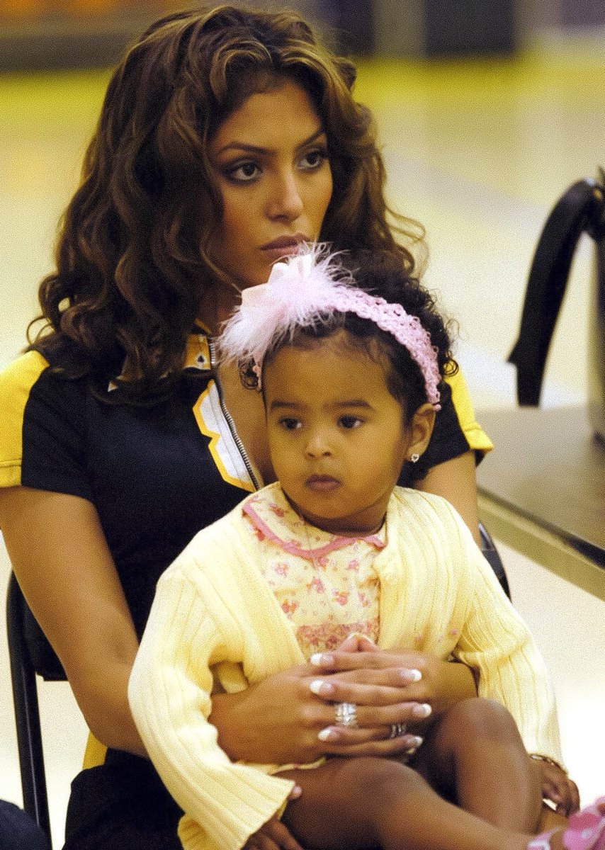 parfaibunni's tweet photo. ꒰ა🎀໒꒱ - Vanessa Bryant &amp; daughter Natalia Bryant during professional basketball player Kobe Bryant's new seven year deal (2004) https://t.co/Ue5rK3cR9R