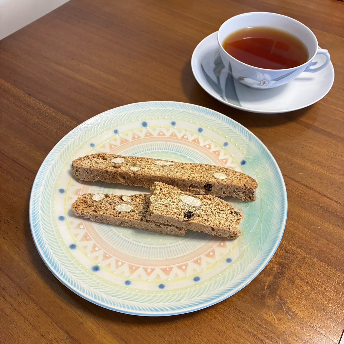 naonaonuts's tweet photo. Zopf ビスコッティー🍪
水分をほとんど感じない、カリッカリ!
レーズンのねっちりがよい〜(*´꒳`*)
これはカフェオレに浸したりしたら、なおよさそうでした!
#Zopf https://t.co/YBWi6HDhAw