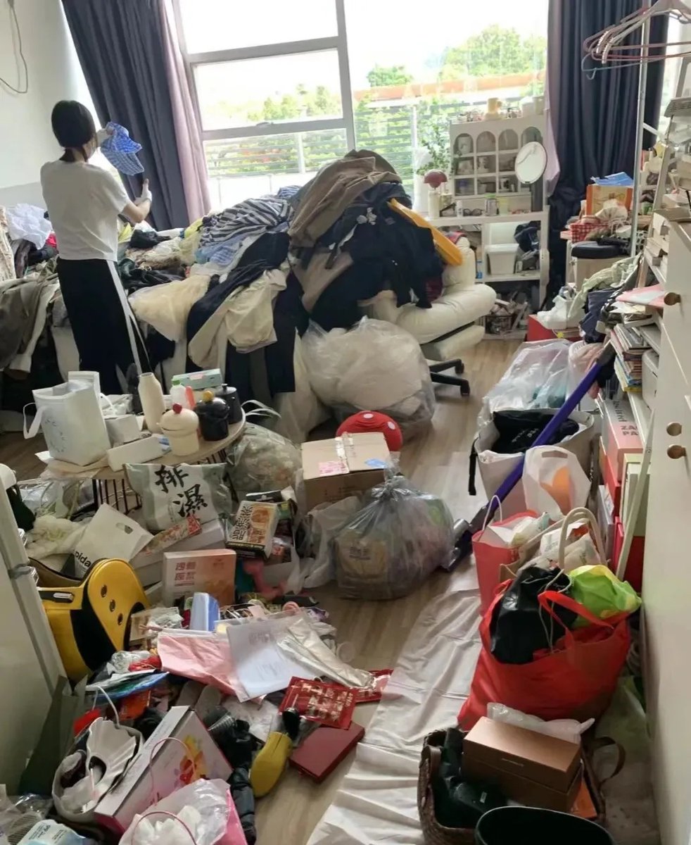 Moi_je_float's tweet photo. Tackling your old clutter this weekend Sorting books, mugs u0026 vintage tees = making space for new joys. Let’s go! https://t.co/EgPk79L558