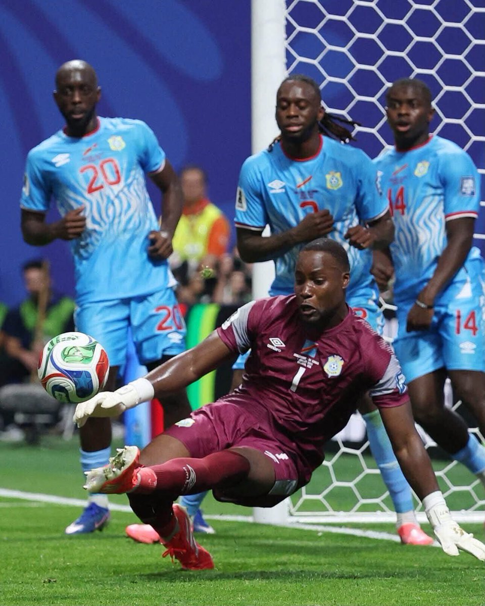 Rdc_News5's tweet photo. 🌍⚽️ En photos, les parades de Lionel #Mpasi face à l’Angleterre #Mondial2026 #ANGRDC 🇨🇩🏴 https://t.co/4symwAuwNL