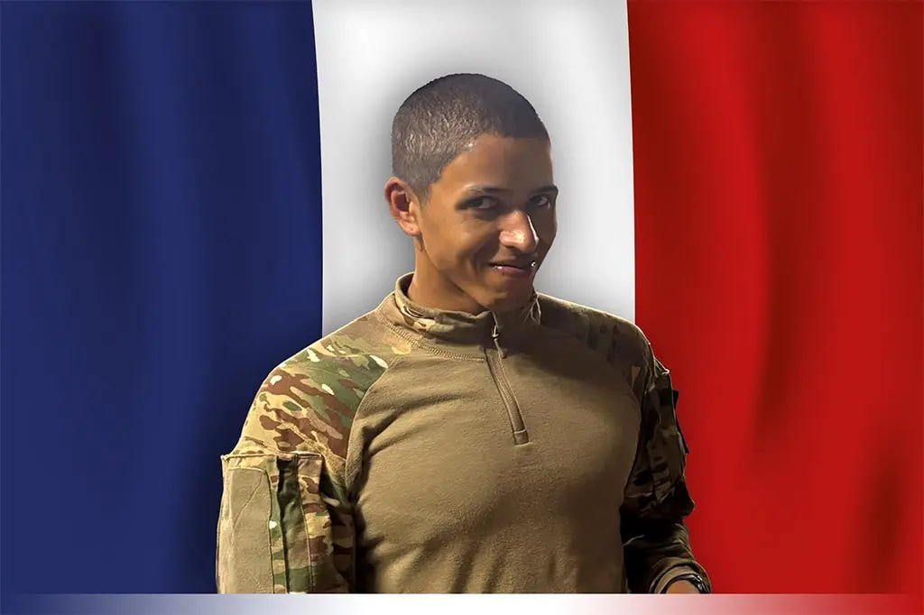 L_ThinkTank's tweet photo. [ 🇫🇷 FRANCE ]

⚫️🕊️ Le hussard Mickaël Gies, âgé de 23 ans, est décédé hier matin lors d'un entraînement à Tarbes, alors qu'il préparait son brevet parachutiste. Il a été victime d'un malaise cardiaque. https://t.co/N243riOVHw
