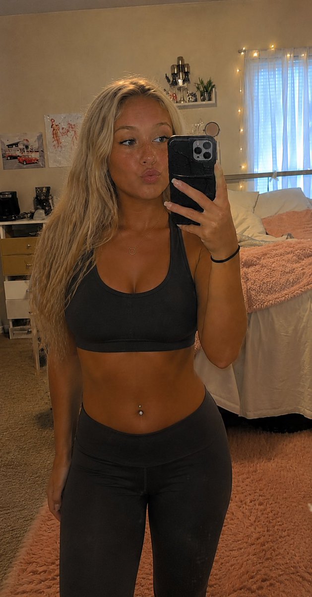 goddesspixie00's tweet photo. Are u seriously weak for this pic?? Loool ur weird bc im a hs upcoming senior https://t.co/fP44TKpceL