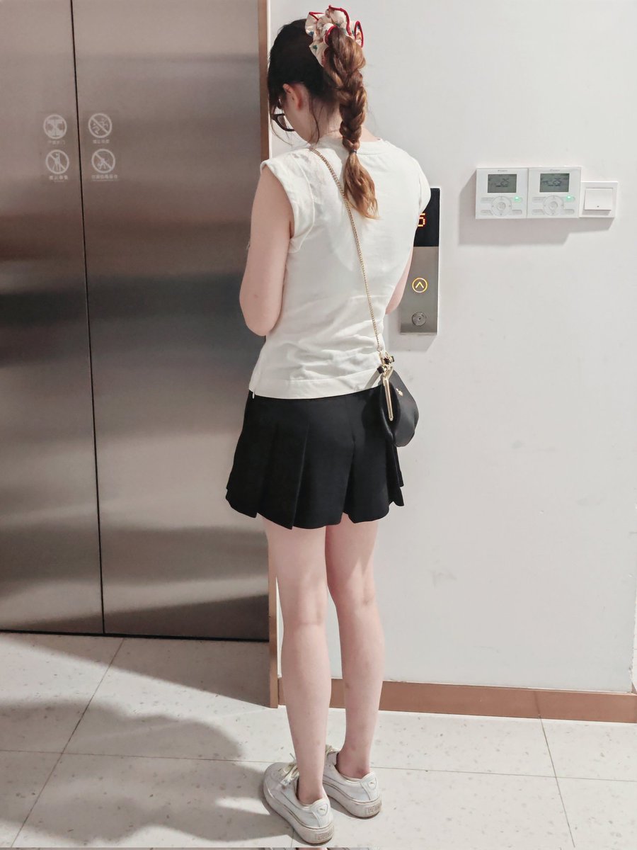 MingH011's tweet photo. 嫩嫩的留子女同事，这腿又长又白
#女同事 #偷拍 #随手拍 #意淫 #长腿 #白腿 https://t.co/gKcAUsvU9a