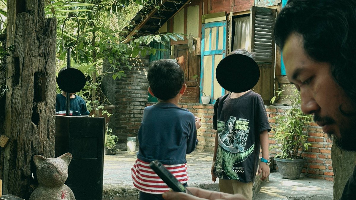 miftahrizaq_'s tweet photo. Saya sudah berkomunikasi dengan suaminya. Sudah video call juga. Semua ceritanya benar. Bisa divalidasi. Saya berikan informasi tiket bus yang akan mereka naiki untuk nantinya bisa disiapkan penjemputannya.

Yang saya dan Sabalingga bisa lakukan hanya sebatas ini. Tidak mau terlalu jauh, tidak juga terlalu dalam. Yang penting masalah teratasi.
