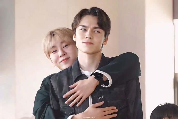 byminwon's tweet photo. vernon's smug expression when boo hugged him 😏 https://t.co/PRhh0nGnvQ
