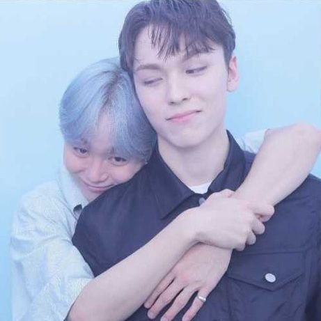 byminwon's tweet photo. vernon's smug expression when boo hugged him 😏 https://t.co/PRhh0nGnvQ