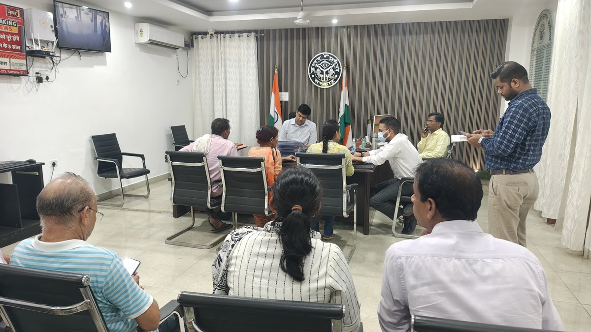 Dm_Aligarh's tweet photo. कलक्ट्रेट उपस्थित आए जनसामान्य की शिकायतों एवं समस्याओं को सुन संबंधित अधिकारियों को समस्या निस्तारण के संबंध में आवश्यक दिशा निर्देश दिए।
सभी अधिकारी जन शिकायतों, समस्याओं का गंभीरता पूर्वक व गुणवत्तापूर्ण निस्तारण सुनिश्चित करें। https://t.co/fUWIPHslMX