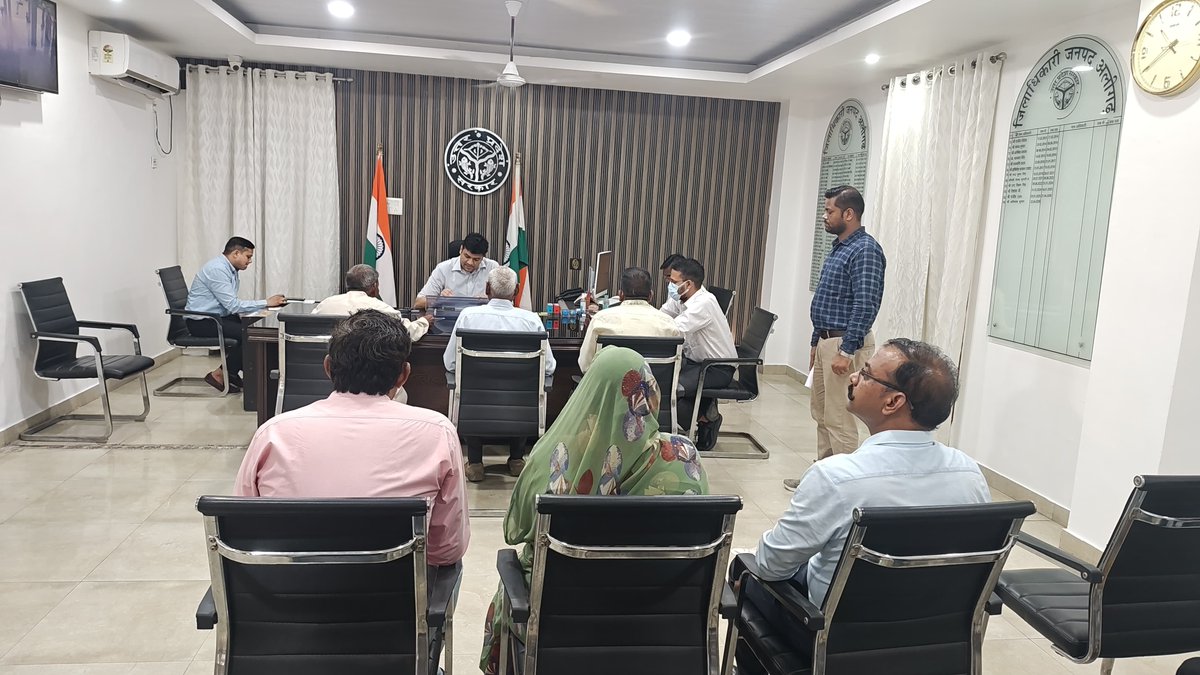 Dm_Aligarh's tweet photo. कलक्ट्रेट उपस्थित आए जनसामान्य की शिकायतों एवं समस्याओं को सुन संबंधित अधिकारियों को समस्या निस्तारण के संबंध में आवश्यक दिशा निर्देश दिए।
सभी अधिकारी जन शिकायतों, समस्याओं का गंभीरता पूर्वक व गुणवत्तापूर्ण निस्तारण सुनिश्चित करें। https://t.co/fUWIPHslMX