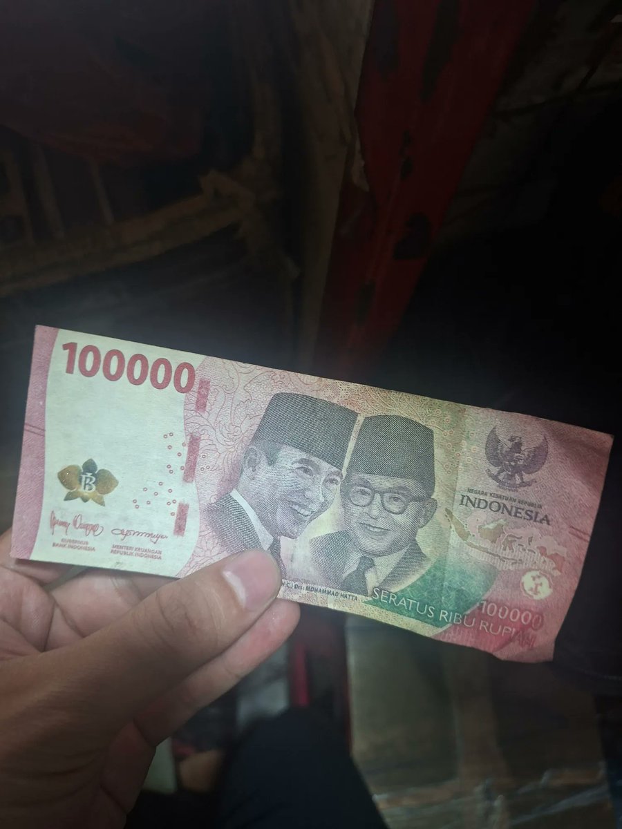 Asunazr's tweet photo. "Pak maaf, ini uangnya palsu" kata teller bank tempat saya setoran uang beberapa tahun lalu.
Disitu saya diem, tapi bentar aja biar ga dikira AI.
Ternyata dari sekian banyak lembaran duit yang saya terima dari pelanggan, ada satu lembar yang palsu dan saya ga ngeh, 100 ribuan pula -_-
"Sering sih pak kejadian gini, biasanya kejadian di warung atau toko yang rame jadinya ga sempet di cek detail satu-satu" lanjutnya.
Terus mas tellernya ngasih tips biar hal kaya gini ga kejadian lagi.

Ketelitian jadi kunci utama disini, banyak pengedar uang palsu itu paham kalau kualitas uangnya ga sebagus uang cetakan negara, makanya mereka akan incar pemilik toko yang sedang lengah atau sedang kelimpungan.

Hal pertama yang harus dibiasakan adalah selalu membuka lembaran uang, karna biasanya uang palsu itu dikasih dalam keadaan terlipat atau tertetuk sehingga detailnya ga keliatan. Ini juga mencegah pemilik toko nerima uang sobek/buntung.

Quick screening, langsung cek bagian hologram pojok bawah, uang asli harusnya reflektif dan colour-shifting (ada perubahan warna ketika terkena cahaya), menurut mas tellernya, kebanyakan uang palsu belum bisa meniru bagian ini dengan sempurna.

Dengan begitu, dalam sepersekian detik aja kita bakal tau uang itu ada potensi palsu apa engga, baru kemudian cek yang lain seperti gambar timbul pada gambar pahlawan dan gambar air pada bagian polos uang.

Atau kalau mau keluar budget sedikit, alat UV pengecek uang palsu juga banyak, dan sediakan juga opsi non-tunai seperti qris. tapi trik sederhana diatas bisa diterapkan untuk usaha yang pembayaranya ramai pakai uang tunai, supaya kejadian kaya gini bisa dicegah.

Gimana para pemilik toko, pernah ngalamin kaya gini juga? atau ada tips dan trik buat mencegah uang palsu mendarat di laci kasir kita? coba sharing dibawah yaa. Thank you!

cc : pikyherdiansyah
