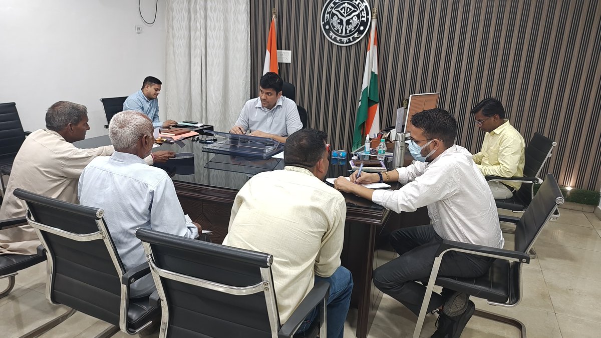 Dm_Aligarh's tweet photo. कलक्ट्रेट उपस्थित आए जनसामान्य की शिकायतों एवं समस्याओं को सुन संबंधित अधिकारियों को समस्या निस्तारण के संबंध में आवश्यक दिशा निर्देश दिए।
सभी अधिकारी जन शिकायतों, समस्याओं का गंभीरता पूर्वक व गुणवत्तापूर्ण निस्तारण सुनिश्चित करें। https://t.co/fUWIPHslMX