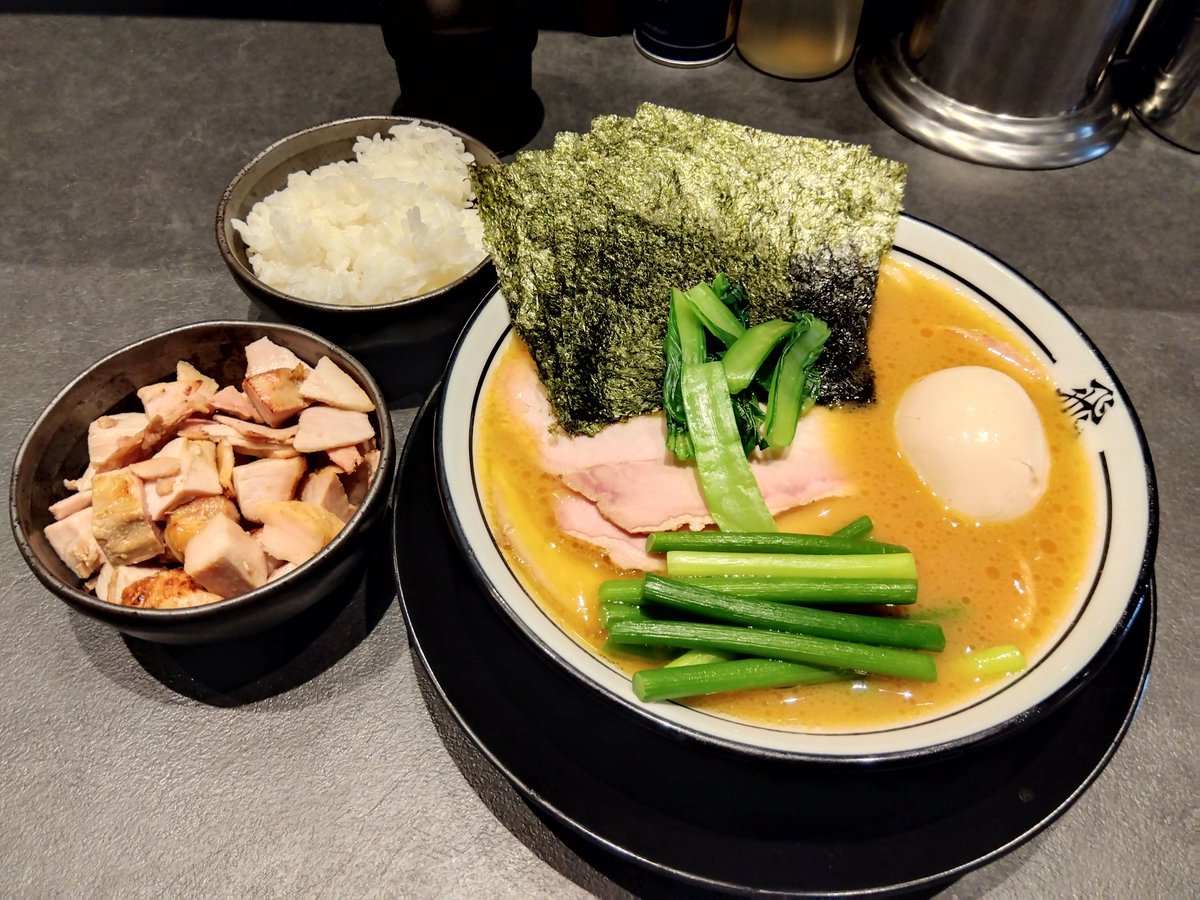 libra1001ah's tweet photo. 今日は7月1日にオープンした
ばかりの「らーめん飛粋」さんへ😚

上大岡にまたひとつ選択肢が増えて
嬉しい〜😁

特製らーめん　
にんにくの芽オススメです🙆
炙りコロチャー　ライス
今日もお腹いっぱい🫄
美味しくいただきました😋
ごちそうさまでした✨
＃らーめん飛粋
＃家系ラーメン
＃上大岡 https://t.co/ztOCCBEW0f