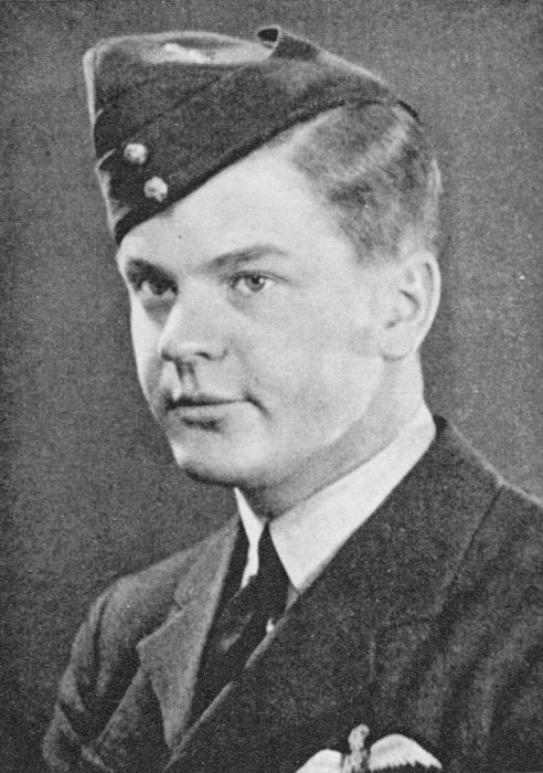pettore's tweet photo. Born this day 2nd. July 1919.

PO.Richard Malzard Hogg.
One of THE FEW.
https://t.co/33qfFrbjTI

He was shot down in his Spitfire and killed in combat over the Channel.
Age 21. https://t.co/olAOPG5DYg