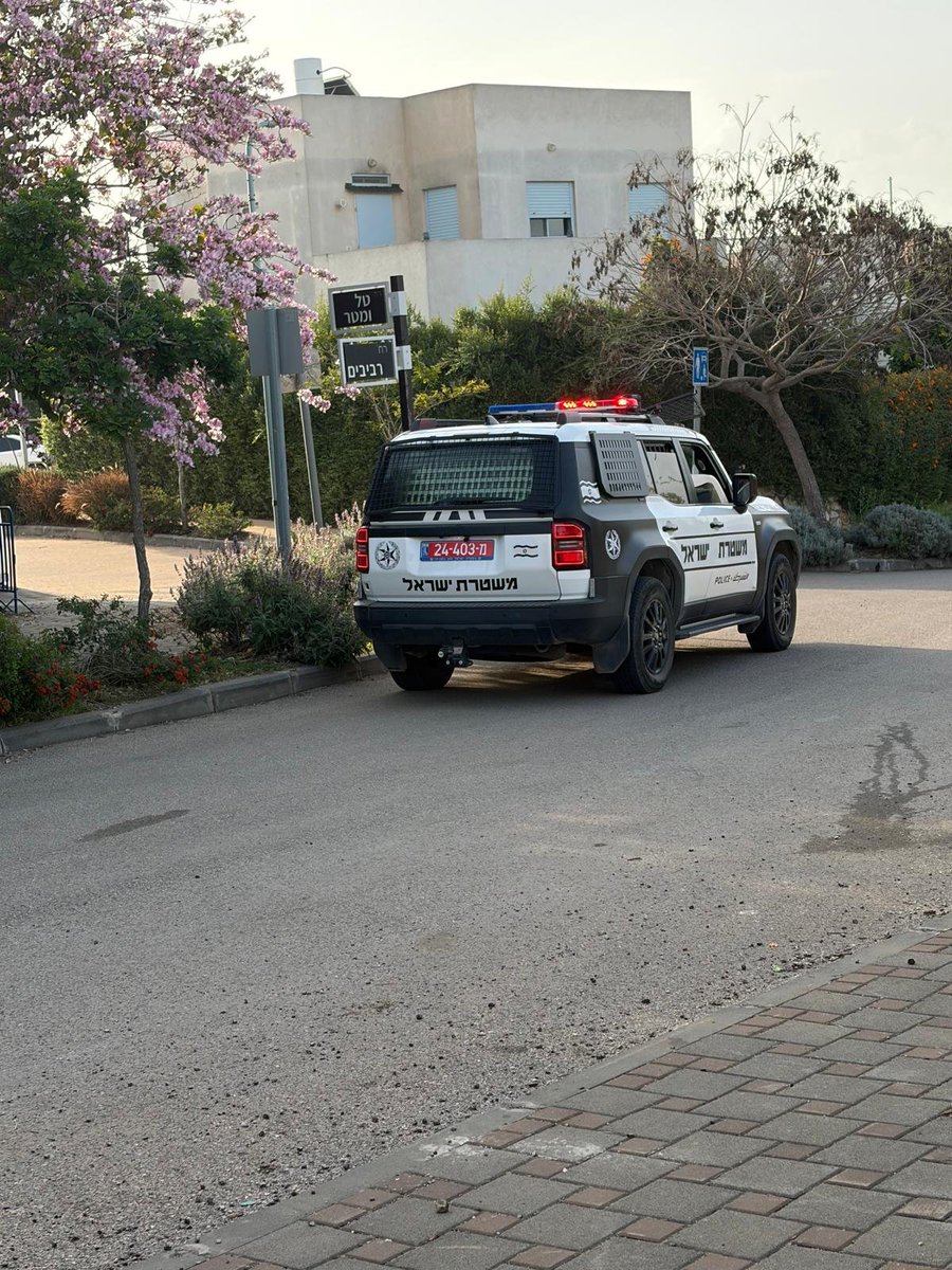 ChikliNeighbors's tweet photo. אלף ימים מהשבת השחורה וההפקרה נמשכת. אתמול והיום נרצחו בחיפה בשפרעם וביגור ארבעה אזרחים.  אין בטחון? תלוי למי: *הבוקר נמצאו המשאבים לשלוח ניידת סיור לחנתון כדי להגן על השר הכושל שיקלי מאפס מפגינים*. שיקלי כבר לא מעניין אף אחד, במהרה בימינו יעלם מהחיים הציבוריים, אבל את הרעל והארס שהוא וממשלתו הובילו עוד נצטרך לנקות אחריו. הרבה עבודה אבל אנחנו לא מתעייפים.