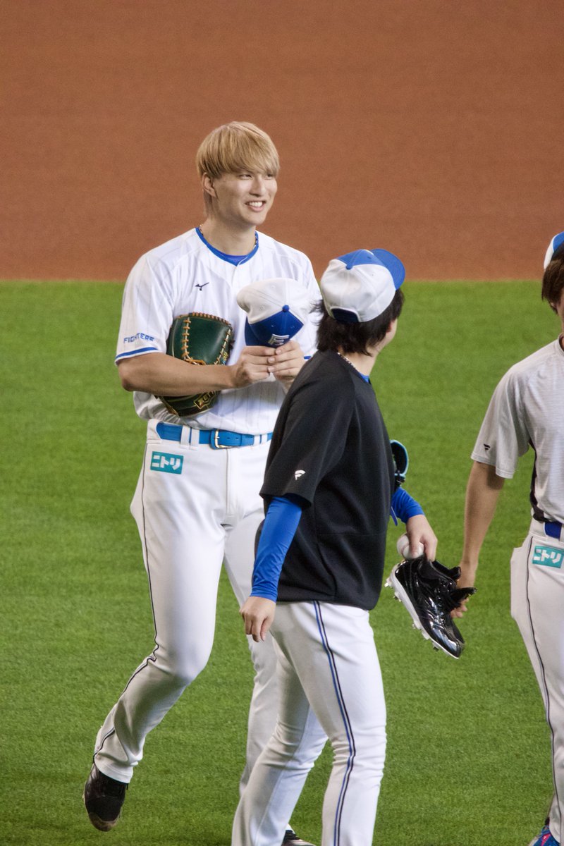 may___baseball's tweet photo. みっくんたちに駆け寄って恥ずかしそうに帽子かぶる達くん https://t.co/RoaoInFk4w