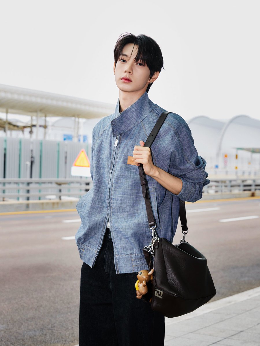 flareupopbase's tweet photo. A celebrity photographer shared photos of LIYU and FLARE U at the airport.

#플레어유 #FLAREU https://t.co/y4YZK85OLW