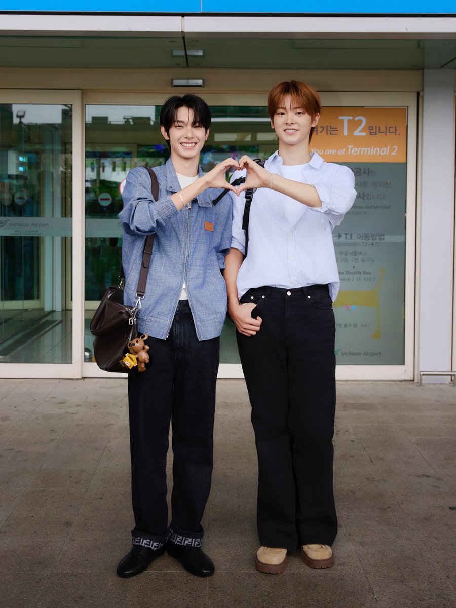 flareupopbase's tweet photo. A celebrity photographer shared photos of LIYU and FLARE U at the airport.

#플레어유 #FLAREU https://t.co/y4YZK85OLW