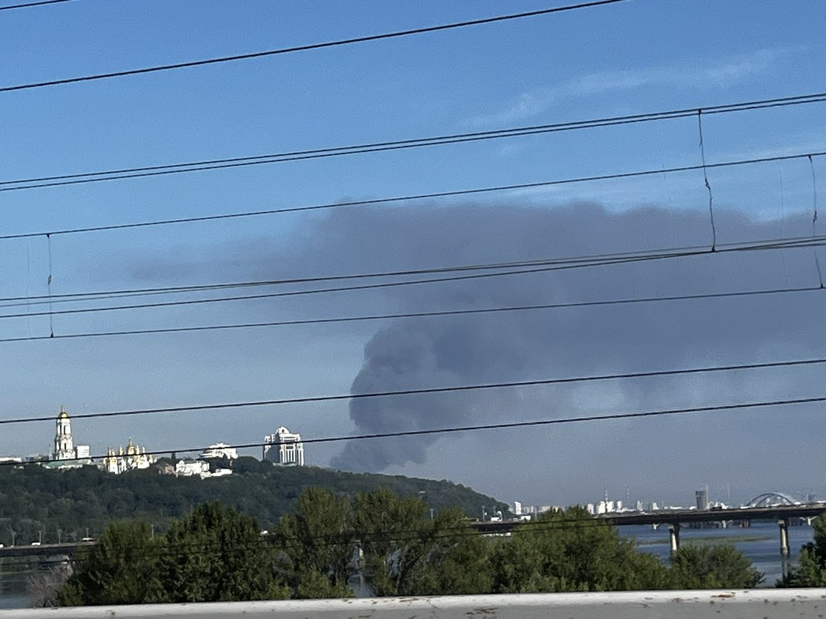 Ldevega's tweet photo. Los muertos en Kyiv ascienden a 13, me cuenta ante este edificio el ministro de Interior, Ihor Klimenko. Entre estos escombros buscan a 6-7 personas, añade.

📸fotos @Ldevega https://t.co/sXEhmfk4L4