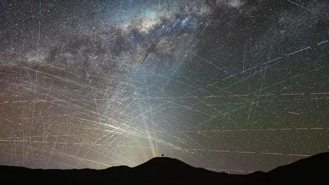estelsiplanetes's tweet photo. 100.000 satèl·lits.
Aquest és el llindar a partir del qual l'observació astronòmica des de la Terra no tindrà ja cap sentit.
El pas dels satèl·lits afectaran el 100% de les imatges que es capturin.

Pitjor encara: empreses com ara Reflect Orbital proposen enlairar grans miralls en òrbita per il·luminar determinades zones de la Terra en cas necessari. Tot i que no et trobis sota el seu feix de llum, aquests ginys, brillaran en el cel com el planeta Venus... i hi ha propostes per enlairar-ne milers!

https://t.co/nkpLegWAAy