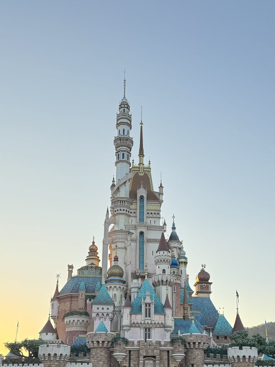 bbblinabb_'s tweet photo. ขอเติม disney กับ universal ของทุกคนหน่อยค่า และถ้าเลือกได้ 1 ที่ ชอบที่ไหนมากกว่าคะ👑👸🏼 https://t.co/jjNvgpr0YB