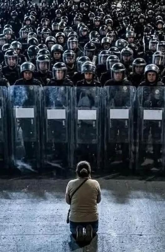 GARCIPAVON's tweet photo. Mientras muchos festejan por un partido, sin que nadie, ninguna autoridad les ponga un alto, por otro lado, la ''represión'' contra las madres buscadoras 👇