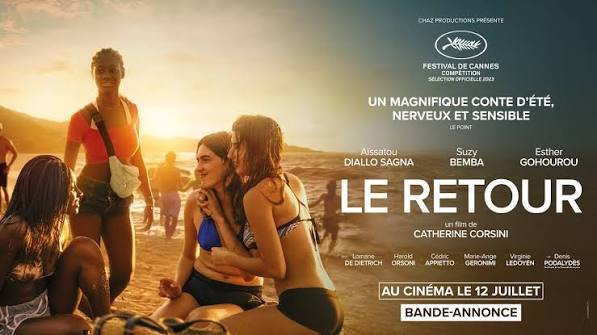 merlinpapin3's tweet photo. #AnecdoteCinéma sur le Film #LeRetour de Catherine Corsini , La Fracture, le précédent long-métrage de Catherine Corsini, et Le Retour ont un point commun : la présence d'Aïssatou Diallo Sagna. Cette aide-soignante faisait ses débuts d'actrice dans La Fracture, pour lequel elle a remporté le César du meilleur second rôle féminin. La réalisatrice souhaitait retrouver la comédienne sur un nouveau film : "on le sait, on peut consacrer quelqu’un, puis passer vite à autre chose dans cette profession. J’avais à cœur de ne pas l’oublier, et surtout de l’emmener ailleurs : vers le romanesque, la fiction. Aïssatou m’a aussi ouverte à sa vie, à son histoire. Sa famille est d’ailleurs venue sur le tournage. J’ai découvert grâce à elle plein de détails sur les cultures guinéenne et sénégalaise, le rapport à la terre d’origine, ou des choses plus concrètes comme les coiffures des femmes."
Catherine Corsini a co-écrit Le Retour avec Naïla Guiguet, une jeune scénariste diplômée de la FEMIS, et dont la mère est d’origine sénégalaise. "J’ai écrit cette histoire avec elle, car je me sentais trop loin de cette jeunesse qui m’intéresse. Elle m’a beaucoup nourrie ; nous avons, d’ailleurs, emprunté le prénom de Khédidja à sa mère", explique la réalisatrice. Elle a aussi puisé dans sa propre histoire : "J’ai deux sœurs ; un père corse, qui est mort dans un accident quand j’étais très jeune ; une mère qui ne supportait pas la Corse, où elle se sentait enfermée… Autant d’éléments qui dessinent des circuits et interrogent ce territoire complexe, comme le sentiment de se sentir étranger quelque part."
Pour trouver les jeunes interprètes de son film, Catherine Corsini voulait effectuer un casting sauvage. Elle recherchait des visages inconnus au cinéma. "Nous avons collé des affiches partout, mais nous avons eu beaucoup de mal à faire venir les jeunes filles", raconte-t-elle. Elle a finalement rencontré des actrices et leur a fait faire des essais. C’est ainsi qu'elle a découvert Esther Gohourou, qui avait déjà tourné dans Mignonnes de Maimouna Doucouré. Quant à Suzy Bemba, elle s’est d’abord présentée pour jouer la sœur de Khédidja avant de se voir proposer le rôle de Jessica. "J’ai vu qu’elle était très bonne actrice et lui ai proposé de remplacer une autre jeune fille non professionnelle, qui m’avait d’abord plu pour le rôle de Jessica, mais dont les toutes premières répétitions ne se sont, hélas, pas révélées suffisamment convaincantes pour ce rôle difficile, où il y avait plein d’émotions et d’états différents à jouer", se souvient la cinéaste. Enfin, Lomane de Dietrich a été choisie pour sa décontraction, son aplomb et son naturel singulier.
Après avoir utilisé le Scope sur ses trois derniers films, Catherine Corsini a décidé d'opter pour le format plus classique du 1.66 : "Ce format cadrait mieux pour filmer les visages et pour créer une sensation d’intensité." Elle craignait par ailleurs que le Scope aboutisse à une esthétique de carte postale.
La présence du Retour au sein de la compétition officielle de Cannes a failli être remise en cause en raison de faits de harcèlement reprochés à Catherine Corsini et deux membres de l'équipe, ainsi qu'une possible entorse à la législation sur la protection des comédiens mineurs, qui a déjà valu à la société Chaz Productions une demande de remboursement des aides octroyées par le CNC (Centre National du Cinéma et de l’Image Animée) en janvier 2023, d'un montant de 680 000 euros (dont 580 000 d’avances sur recettes, et 100 000 de soutien automatique).
La législation française prévoit un cadre strict pour l’emploi sur les plateaux ciné de comédiens de moins de 16 ans. Chaque film doit ainsi obtenir, au préalable, le feu vert de la Commission des Enfants du Spectacle, instance émanant du Comité de Protection de l’Enfance, et composée de représentants de diverses institutions (magistrature, Éducation Nationale, Ministère de la Culture…).
Or, Le Retour comporte une scène où une adolescente (incarnée par une actrice de 15 ans et demi à l'époque du tournage) s'éveille à la sexualité à travers la masturbation avec un garçon. Une scène absente du scénario transmis à la Commission, qui n'a donc pas pu l'étudier. Si la productrice Elisabeth Perez reconnaît une faute de leur part en précisant que la scène n'a pas été cachée mais rajoutée au moment du tournage à la suite d'une réécriture, la demande d'autorisation aurait quand même dû être formulée.
En réponse à la polémique, Catherine Corsini, Elisabeth Perez et deux comédiens (Esther Gohourou et Denis Podalydès) ont répondu via un communiqué, dont l'intégralité est lisible ici.
❤️si vous aimez
@FredOL69007