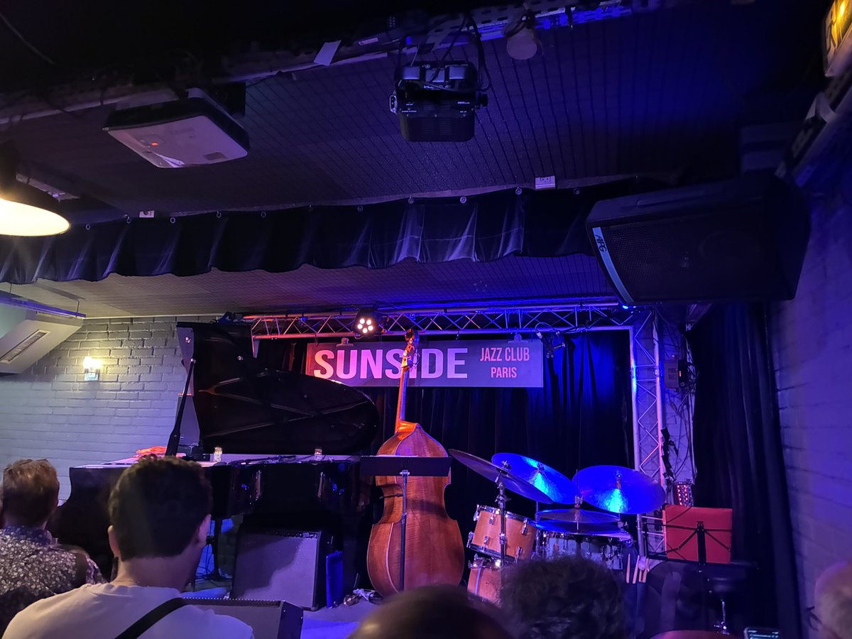 hmtsobass's tweet photo. Sunset SunsideでYonathan Avishai Trioを鑑賞。ECM的なリリカルさと古き良き時代のスタンダードの解釈とのバランス感が素晴らしかった🙌 https://t.co/c9rq3HW2Ge