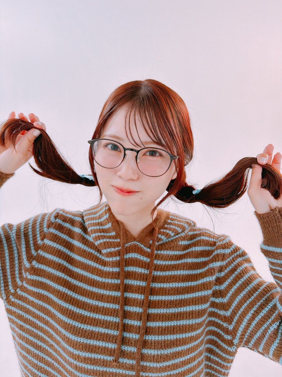 kaori_staff_'s tweet photo. #ヤングジャンプ のセンターグラビアをキャストで載せていただいてます☺️🫶🏻

知与ちゃんのおさげを真似してみました🤍

100カノのお話もしていますのでぜひ見てほしいな〜💓夏織

#アニメ100カノ https://t.co/UtKvhD2pf7