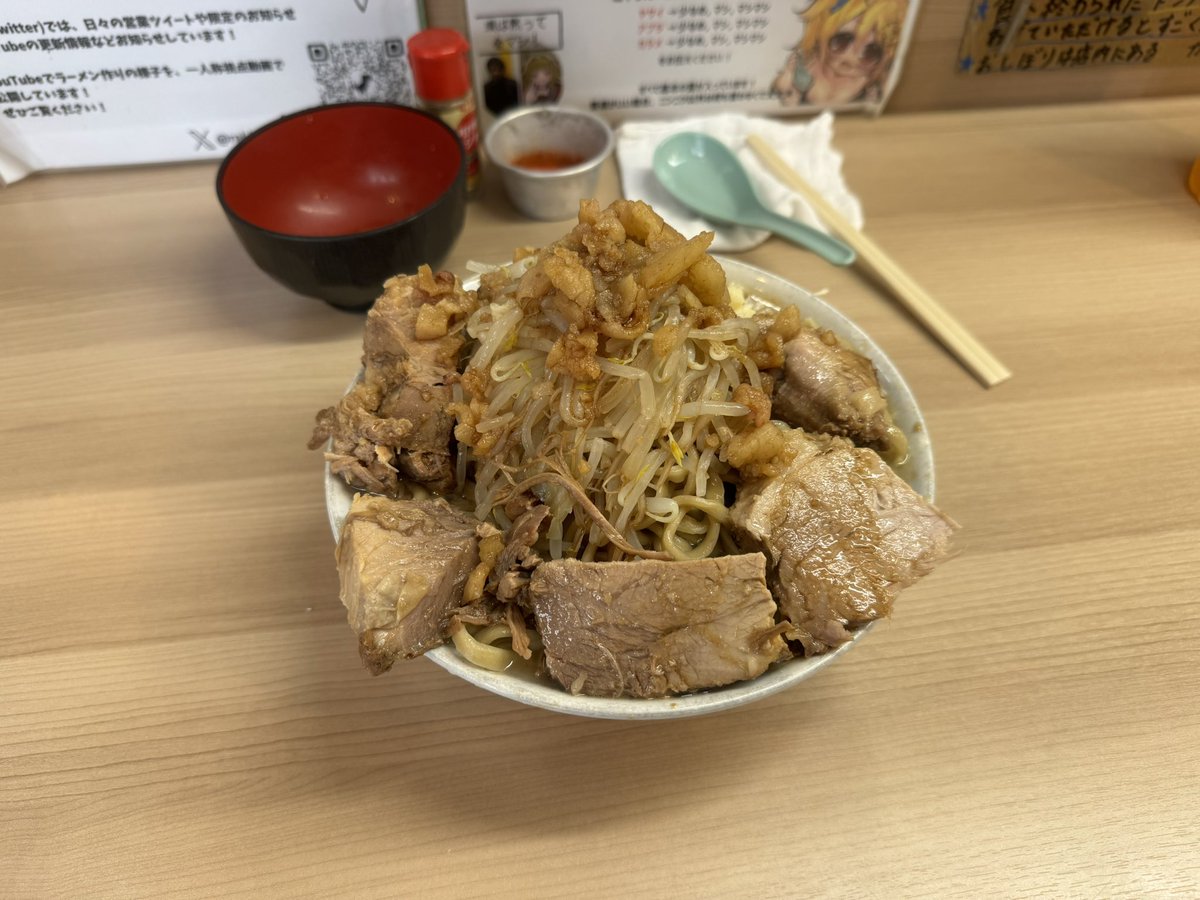 0i_otya's tweet photo. 乳輪はみ出しタペストリーのラーメン屋でお馴染み、歴史を刻め日本橋店さんです https://t.co/t4rnDWIxb2