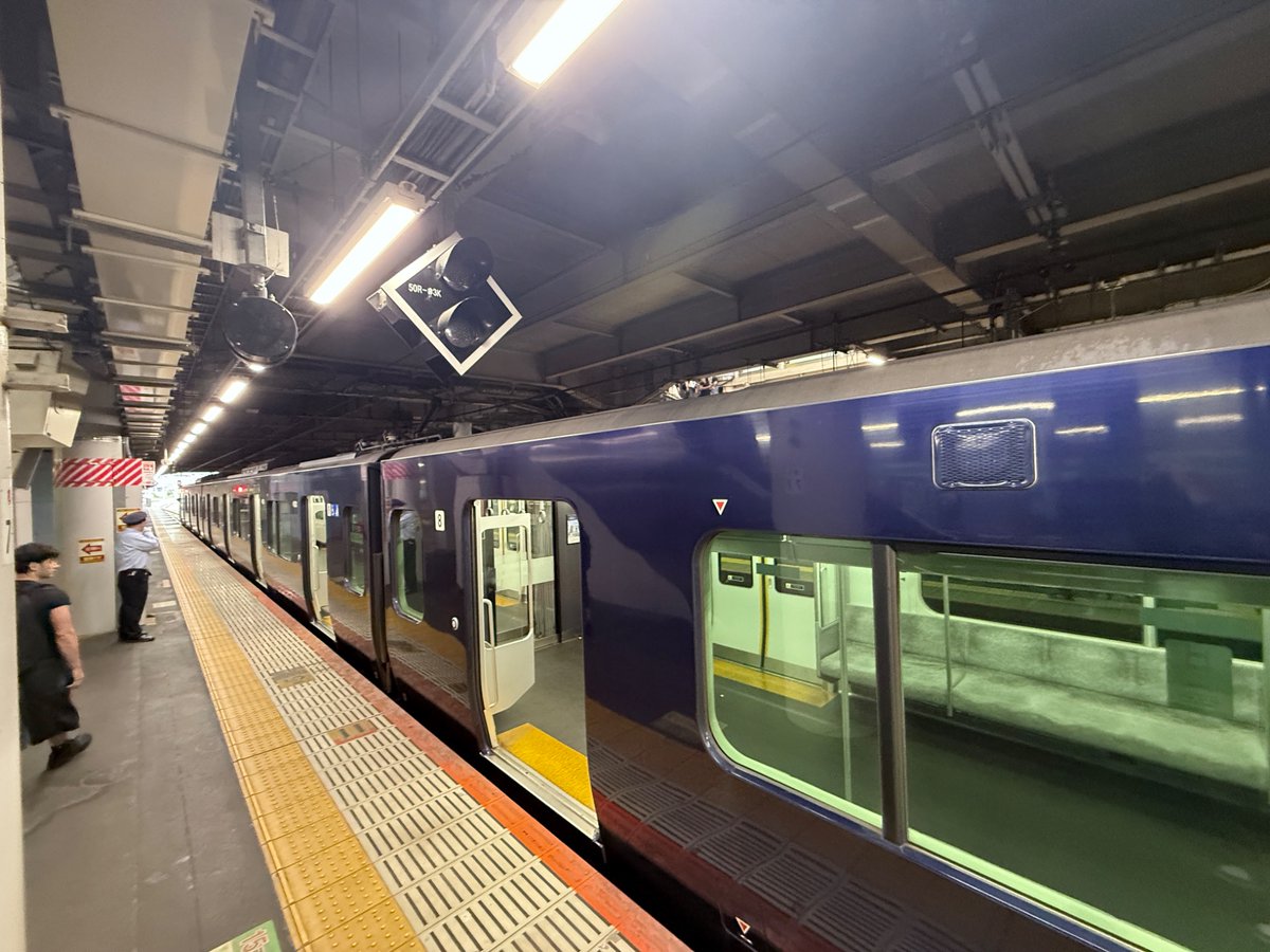 e217235's tweet photo. 横須賀線運転見合わせの為、品川駅に12000系入線！ https://t.co/hGIz2IRhzT