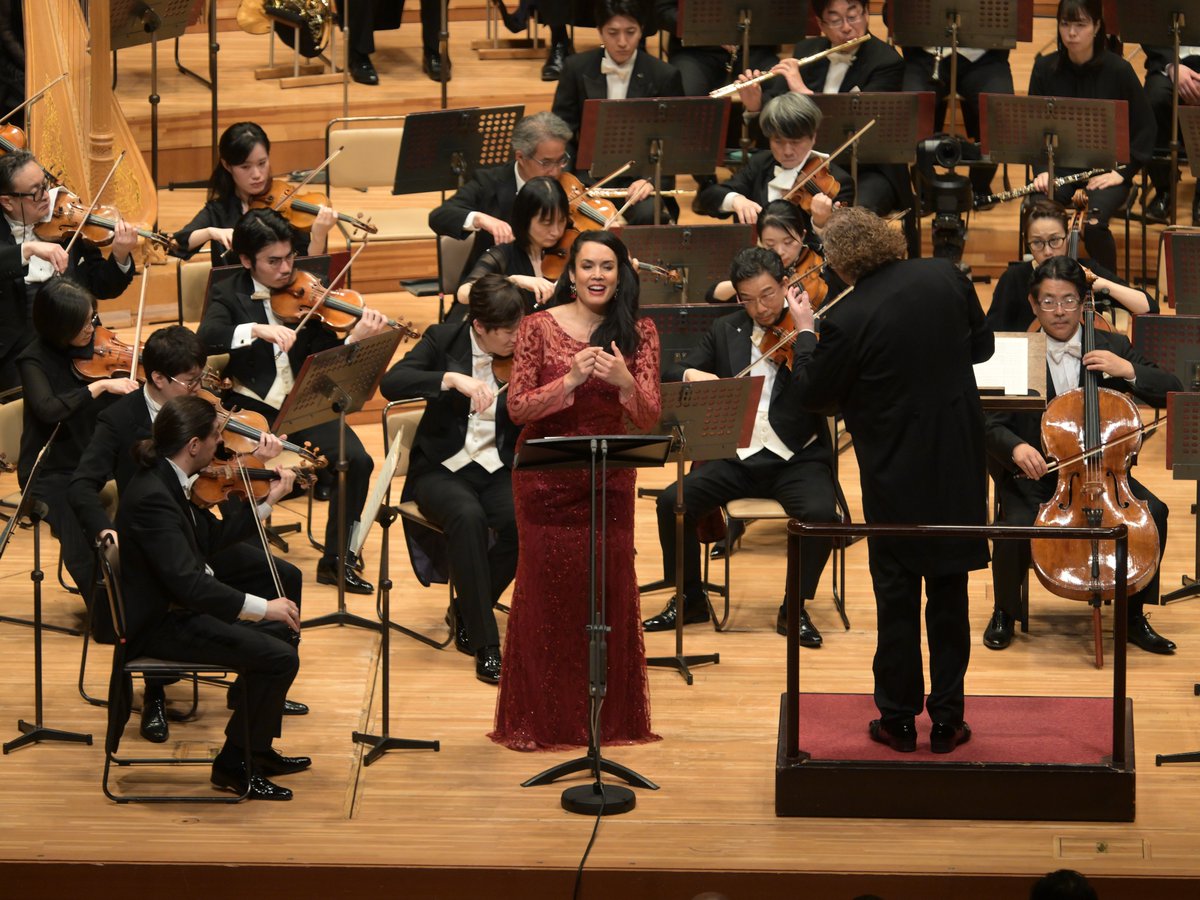 NHKSO_Tokyo's tweet photo. ▼番組情報
📅7/5(日) 21:00〜23:00
📺Eテレ「#クラシック音楽館」
―「夏」と「海」をめぐるフランス名曲選―
🔗https://t.co/SCcAWqJbtX

▼曲目・出演者
オネゲル／交響詩「夏の牧歌」
ベルリオーズ／歌曲集「夏の夜」 作品7
イベール／寄港地
ドビュッシー／交響詩「海」

指揮：ステファヌ・ドゥネーヴ
メゾ・ソプラノ：ガエル・アルケーズ

フランス出身の #ステファヌ・ドゥネーヴ の指揮で今年6/4に行われた、「#N響 定期公演 2026年6月Bプログラム」の模様が放送されます🇫🇷
本公演でドゥネーヴは #ドビュッシー の《海》をはじめ「夏」と「海」をテーマに選ばれたフランス語圏の名作で、オーケストラから鮮やかな色彩やきめ細かいニュアンスを自在に引き出し、ホールに集った聴衆を魅了しました✨
一方で #ベルリオーズ の歌曲集《夏の夜》では、同じくフランス出身の #ガエル・アルケーズ が愁いを帯びた声色で、恋、愛、亡き人への想いなどを情感豊かに歌い上げました🎶
仲夏の夜、#N響 が描く #夏 と #海 で、一服の涼を味わっていただけると幸いです🎐🍉