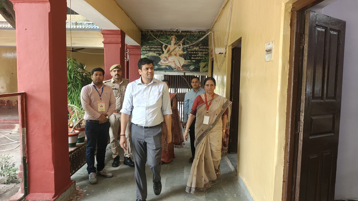 Dm_Aligarh's tweet photo. उत्तर प्रदेश शिक्षक पात्रता परीक्षा (यू0पी0 टेट-2026) की पवित्रता एवं शुचिता बनाए रखते हुए श्री टीकाराम कन्या इंटर कॉलेज का भ्रमण किया। https://t.co/MJ8tpOfpJU