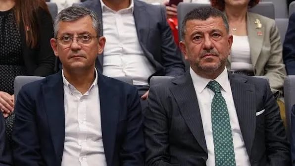 vefa_yurekli's tweet photo. 🚨DERİN CHP’DE 37 MİLYONLUK BİLET VURGUNU: ÖZGÜR ÖZEL VE VELİ AĞBABA TÜLOV BORSASIYLA SEÇİMİ Mİ FİNANSE ETTİ?⬇️

🔴CHP'li Özgür Özel ve Veli Ağbaba’nın uzun yıllardır mütevelli heyetinde aktif olarak görev yaptığı Türkiye Tanıtım Araştırma Demokrasi ve Laik Oluşum Vakfı'nın (TÜLOV),  devasa bir yolsuzluk ve şaibe çarkına dönüştüğü, ikilinin 37.4 milyon TL vurgunla seçimleri finanse ettiği iddia edildi.

🔺İzmir 15. Asliye Ceza Mahkemesi'ne hukuki bir delil olarak sunulan resmi Vakıflar Genel Müdürlüğü teftiş raporu, vakfın mali kayıtlarındaki dehşet verici ve akılalmaz yükselişi tüm çıplaklığıyla gözler önüne sererek "TÜLOV Borsası" adı verilen organize bir çarkı deşifre etti.

🔺Resmi müfettiş raporlarında yer alan verilere göre vakfın yıllık geliri normal şartlarda 2020 yılında sadece 99 bin Türk Lirası, 2021 yılında 268 bin Türk Lirası seviyesindeyken; genel seçimlerin yapıldığı ve CHP kurultay hesaplaşmalarının kızıştığı 2023 yılında tam 37.4 milyon Türk Lirası gibi astronomik bir rakama ulaştı

🔺Seçim yılı olan 2023’te toplanan 37.4 milyon liralık bu devasa gelirin, yine aynı yıl içerisinde kuruşu kuruşuna eritilerek tam 37.4 milyon lira gider olarak gösterilmesi, paranın hangi karanlık dehlizlerde ve şaibeli kurultay pazarlıklarında harcandığı sorusunu akıllara getirdi.

‼️Özgür Özel ve Veli Ağbaba'nın gölgesindeki bu vakıf, 6 Şubat depremlerinin ardından mağdur olan üniversite öğrencilerini ve seçmenleri taşıma vaadiyle "Askıda Bilet" ve "Demokrasi Bileti" adı altında milyonlarca liralık devasa bir bağış havuzu oluşturmuştu.

‼️Müfettişlerin adli makamlara sunduğu raporda, kampanya kapsamında kesildiği iddia edilen biletlerin incelenmesi sonucunda tam 19 binden fazla bilet kuponunun sisteme mükerrer, yani iki veya daha fazla kez mükerrer olarak girilerek hayali harcamalar üretildiği resmen belgelendi.

‼️Büyük vurgunun detaylarında 700'ü aşkın biletin tamamen birbirinin kopyası olduğu, yaklaşık 300 biletin ise sisteme tamamen farklı yolcu isimleri yazılmasına rağmen tamamen aynı e-bilet numarasıyla kaydedilerek bir sahtekarlığa imza atıldığı tespit edildi.

‼️Sistemdeki sahte kayıtların tespiti esnasında T.C. kimlik numaraları, telefon numaraları ve bilet bilgileri arasında fahiş uyumsuzluklar yakalanırken, protokol imzalanan otobüs firmalarının resmi defterleri ile vakfın beyan ettiği verilerin birbirini asla tutmadığı ortaya çıktı.

‼️Halkın parasıyla dönen bu devasa çarkın finansmanında sadece bireysel bağışçıların değil, aynı zamanda CHP'li yerel belediyelerin de meclis kararları alarak kamunun bütçesini kanunsuz bir şekilde bu şaibeli vakfa aktardığı ifade edildi.

‼️Vurgunun yerel yönetim ayağında ise, şimdiki Muğla Büyükşehir Belediye Başkanı Ahmet Aras’ın, Bodrum Belediye Başkanı olduğu dönemde TÜLOV’a mevzuata tamamen aykırı ve hukuksuz bir şekilde iki yıllığına değerli bir yer tahsis ettiği, vakfın ise süresi dolmasına rağmen binayı boşaltmadığı gibi yıllarca tek kuruş bile kira ödemediği saptandı.

‼️Eski Muğla Milletvekili Prof. Dr. Nurettin Demir gibi üst düzey partililerin de içinde bulunduğu bu yapı, 2023'teki şaibeli CHP kurultayına kirli para trafiğiyle yön vermekle ve "Derin CHP"nin finansal operasyon merkezi olarak çalışmakla itham ediliyor.

📌Yargılaması İzmir’de hızla devam eden bu 37 milyon liralık devasa yolsuzluk dosyası, "demokrasi ve laiklik" maskesi arkasına saklanan Özgür Özel ve Veli Ağbaba , halkın ve kamunun kaynaklarını nasıl hoyratça kontrol ettiğini kanıtlayan tarihi bir vesikaya dönüştü.