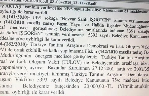 vefa_yurekli's tweet photo. 🚨DERİN CHP’DE 37 MİLYONLUK BİLET VURGUNU: ÖZGÜR ÖZEL VE VELİ AĞBABA TÜLOV BORSASIYLA SEÇİMİ Mİ FİNANSE ETTİ?⬇️

🔴CHP'li Özgür Özel ve Veli Ağbaba’nın uzun yıllardır mütevelli heyetinde aktif olarak görev yaptığı Türkiye Tanıtım Araştırma Demokrasi ve Laik Oluşum Vakfı'nın (TÜLOV),  devasa bir yolsuzluk ve şaibe çarkına dönüştüğü, ikilinin 37.4 milyon TL vurgunla seçimleri finanse ettiği iddia edildi.

🔺İzmir 15. Asliye Ceza Mahkemesi'ne hukuki bir delil olarak sunulan resmi Vakıflar Genel Müdürlüğü teftiş raporu, vakfın mali kayıtlarındaki dehşet verici ve akılalmaz yükselişi tüm çıplaklığıyla gözler önüne sererek "TÜLOV Borsası" adı verilen organize bir çarkı deşifre etti.

🔺Resmi müfettiş raporlarında yer alan verilere göre vakfın yıllık geliri normal şartlarda 2020 yılında sadece 99 bin Türk Lirası, 2021 yılında 268 bin Türk Lirası seviyesindeyken; genel seçimlerin yapıldığı ve CHP kurultay hesaplaşmalarının kızıştığı 2023 yılında tam 37.4 milyon Türk Lirası gibi astronomik bir rakama ulaştı

🔺Seçim yılı olan 2023’te toplanan 37.4 milyon liralık bu devasa gelirin, yine aynı yıl içerisinde kuruşu kuruşuna eritilerek tam 37.4 milyon lira gider olarak gösterilmesi, paranın hangi karanlık dehlizlerde ve şaibeli kurultay pazarlıklarında harcandığı sorusunu akıllara getirdi.

‼️Özgür Özel ve Veli Ağbaba'nın gölgesindeki bu vakıf, 6 Şubat depremlerinin ardından mağdur olan üniversite öğrencilerini ve seçmenleri taşıma vaadiyle "Askıda Bilet" ve "Demokrasi Bileti" adı altında milyonlarca liralık devasa bir bağış havuzu oluşturmuştu.

‼️Müfettişlerin adli makamlara sunduğu raporda, kampanya kapsamında kesildiği iddia edilen biletlerin incelenmesi sonucunda tam 19 binden fazla bilet kuponunun sisteme mükerrer, yani iki veya daha fazla kez mükerrer olarak girilerek hayali harcamalar üretildiği resmen belgelendi.

‼️Büyük vurgunun detaylarında 700'ü aşkın biletin tamamen birbirinin kopyası olduğu, yaklaşık 300 biletin ise sisteme tamamen farklı yolcu isimleri yazılmasına rağmen tamamen aynı e-bilet numarasıyla kaydedilerek bir sahtekarlığa imza atıldığı tespit edildi.

‼️Sistemdeki sahte kayıtların tespiti esnasında T.C. kimlik numaraları, telefon numaraları ve bilet bilgileri arasında fahiş uyumsuzluklar yakalanırken, protokol imzalanan otobüs firmalarının resmi defterleri ile vakfın beyan ettiği verilerin birbirini asla tutmadığı ortaya çıktı.

‼️Halkın parasıyla dönen bu devasa çarkın finansmanında sadece bireysel bağışçıların değil, aynı zamanda CHP'li yerel belediyelerin de meclis kararları alarak kamunun bütçesini kanunsuz bir şekilde bu şaibeli vakfa aktardığı ifade edildi.

‼️Vurgunun yerel yönetim ayağında ise, şimdiki Muğla Büyükşehir Belediye Başkanı Ahmet Aras’ın, Bodrum Belediye Başkanı olduğu dönemde TÜLOV’a mevzuata tamamen aykırı ve hukuksuz bir şekilde iki yıllığına değerli bir yer tahsis ettiği, vakfın ise süresi dolmasına rağmen binayı boşaltmadığı gibi yıllarca tek kuruş bile kira ödemediği saptandı.

‼️Eski Muğla Milletvekili Prof. Dr. Nurettin Demir gibi üst düzey partililerin de içinde bulunduğu bu yapı, 2023'teki şaibeli CHP kurultayına kirli para trafiğiyle yön vermekle ve "Derin CHP"nin finansal operasyon merkezi olarak çalışmakla itham ediliyor.

📌Yargılaması İzmir’de hızla devam eden bu 37 milyon liralık devasa yolsuzluk dosyası, "demokrasi ve laiklik" maskesi arkasına saklanan Özgür Özel ve Veli Ağbaba , halkın ve kamunun kaynaklarını nasıl hoyratça kontrol ettiğini kanıtlayan tarihi bir vesikaya dönüştü.
