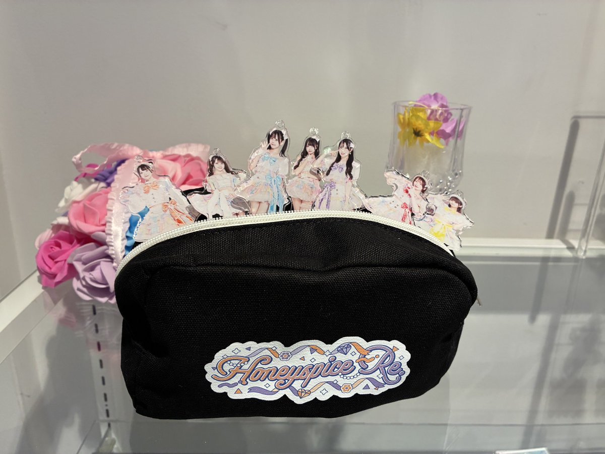 Miraculumparty's tweet photo. MIRACULUM PARTY -Plus POPUP STORE 2026- 
3日目オープンしました！
  
本日のおすすめグッズは 
👝角底ポーチ👝
全15種　2,500円 

横幅18㎝でマチがしっかりあるので、
文房具・コスメ・バッテリーなんでも入ります！ https://t.co/2MO0qrJ7IL