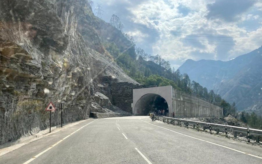 Arunk750's tweet photo. उत्तराखण्ड विकास और सतर्कता—दोनों मोर्चों पर आगे बढ़ रहा है। एक ओर बेहतर कनेक्टिविटी और आधारभूत ढांचे पर काम जारी है, तो दूसरी ओर मानसून के दौरान जनसुरक्षा को सर्वोच्च प्राथमिकता दी जा रही है।

#Uttarakhand #Development #Monsoon https://t.co/Bby6aB1t2Q