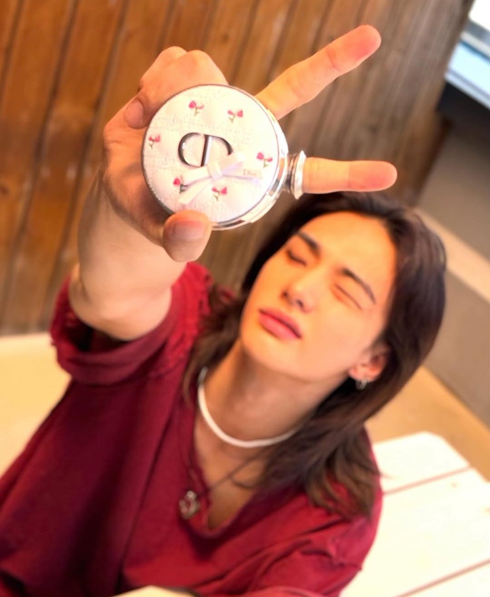 Bahngklava's tweet photo. Se ha vuelto una tradición que Hyunjin casi se rape cuando lo tiene así de largo https://t.co/ujwFvbCggY