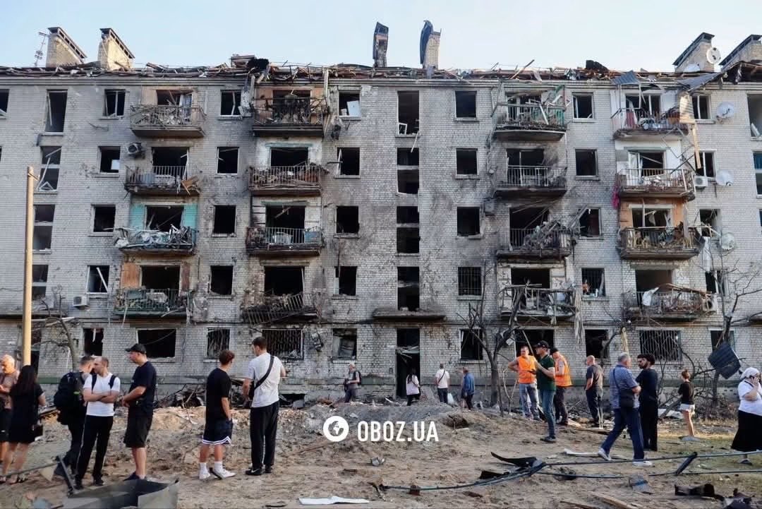 den_kazansky's tweet photo. Kyiv. A missile strike directly hit the courtyard of a residential building.

There are now 13 confirmed dead after the Russian attack last night. https://t.co/39VjIO70vH