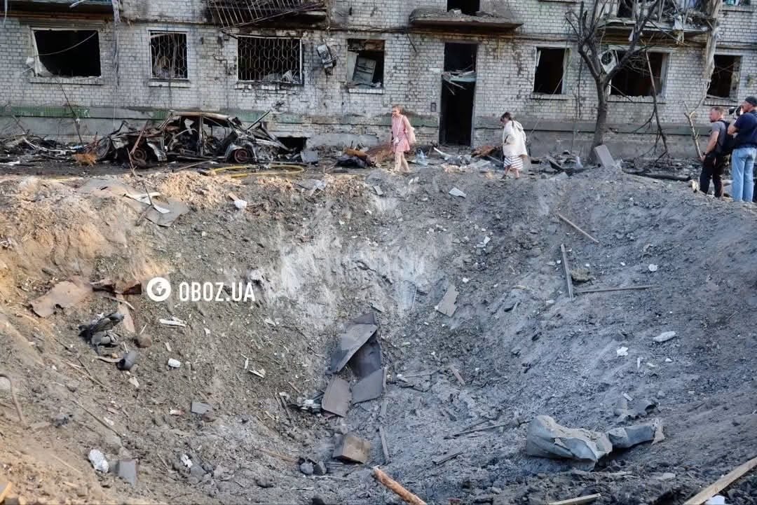 den_kazansky's tweet photo. Kyiv. A missile strike directly hit the courtyard of a residential building.

There are now 13 confirmed dead after the Russian attack last night. https://t.co/39VjIO70vH
