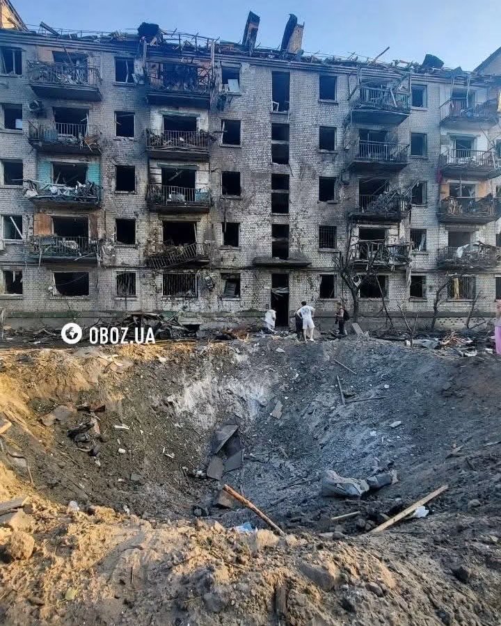 den_kazansky's tweet photo. Kyiv. A missile strike directly hit the courtyard of a residential building.

There are now 13 confirmed dead after the Russian attack last night. https://t.co/39VjIO70vH