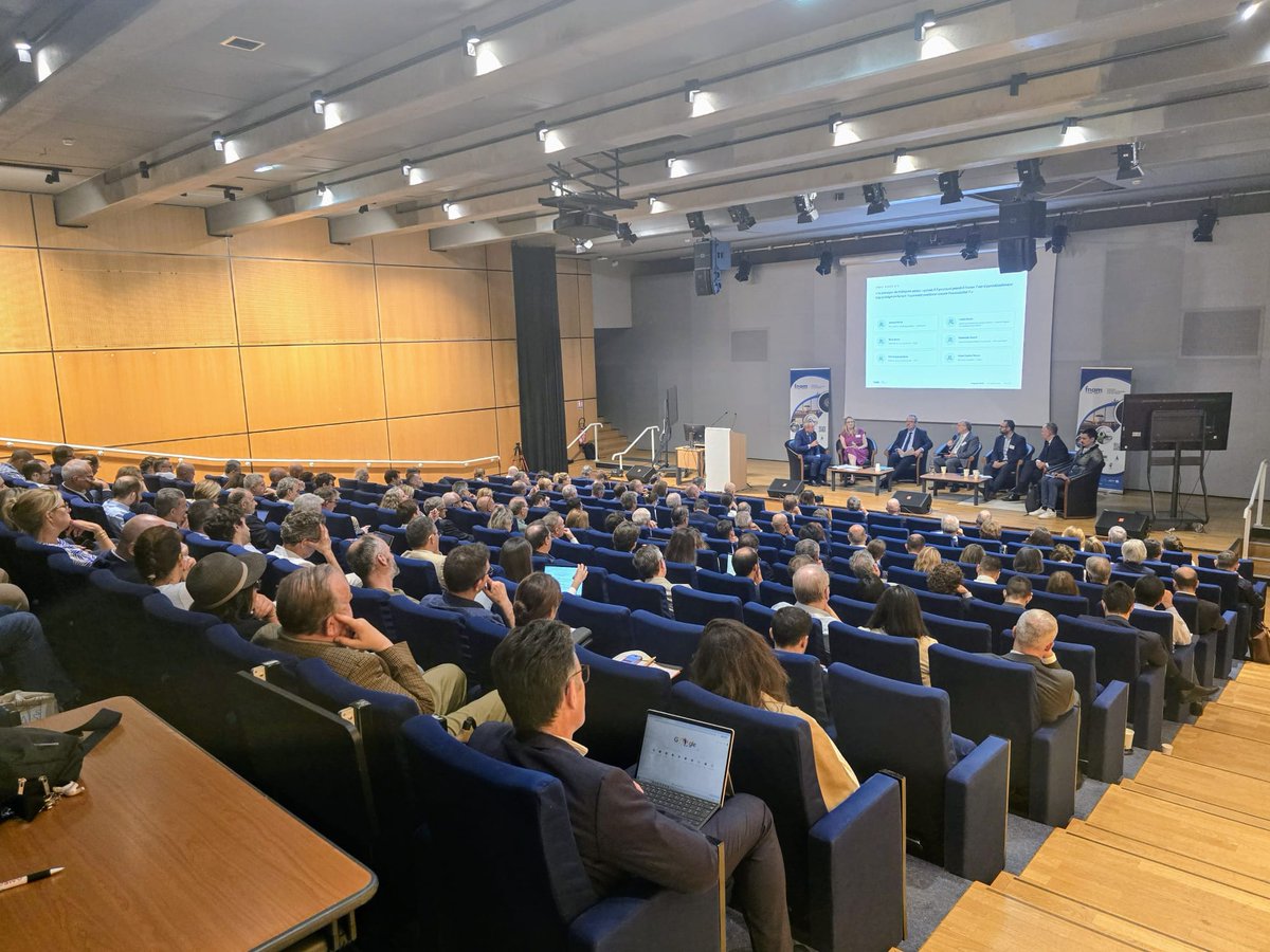 FNAMaviation's tweet photo. A l'année prochaine ! 🖐️ Merci à tou(te)s les participant(e)s, sur scène et dans la salle, de ce #CongrèsFNAM à la @DGAC ! https://t.co/9nMD7BPRrY