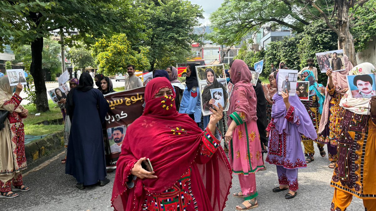 Shamim_Satakzai's tweet photo. بلوچ یکجہتی کمیٹی کے رکن سید بی بی بلوچ کو ان کے گھر سے بغیر کسی قانونی جواز کے گرفتار کیا گیا ہے چار دیواری کی پامالی کرکے انہیں غیر قانونی طور پر گرفتار کرکے اپنے ساتھ   لے گئے جو لوگ انسانی حقوق کی بات کرتے ہے ر��است ان لوگوں کو بھی اپنے قید خانوں میں بند کر دیتا ہے. https://t.co/64NoOteLZL