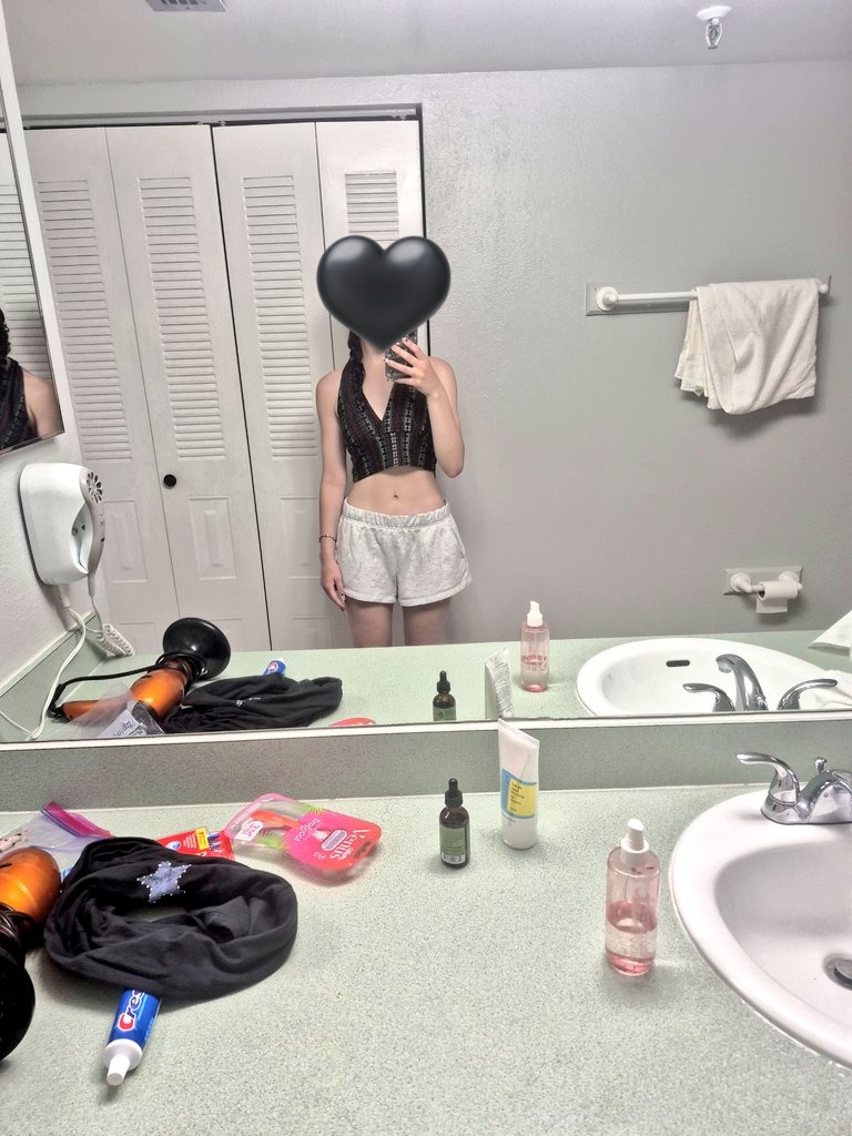 ag71023810's tweet photo. Some recent bc's since I lost a lil weight :p still not happy w it https://t.co/t1dT42Zmag