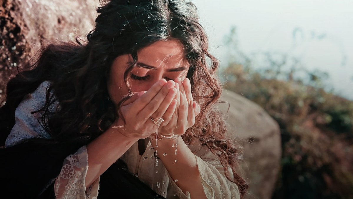sukoonmilax's tweet photo. i just want to take a moment to appreciate the beauty of this scene and how gorgeous sajal looks as rabiya.

•#zanjeerain• https://t.co/zUxX612Hv9